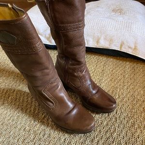 Bass 7.5 caramel brown wedged boots